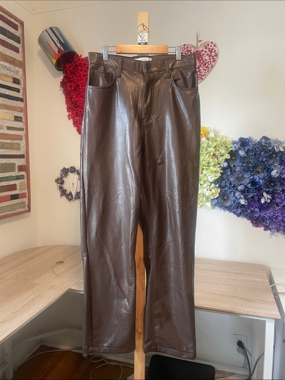 Abercrombie & Fitch Curve Love Vegan Leather 90s Relaxed Pant - Picture 7 of 12